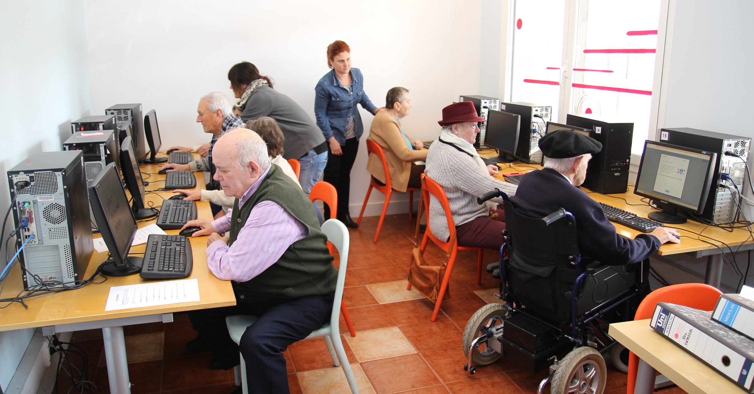 Personas mayores de una residencia foral aprenden a usar internet, el correo electrónico y los teléfonos móviles inteligentes en Bilbao La Vieja